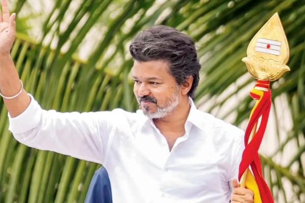 இந்த புகைப்படத்தில் விஜய்யுடன் இருக்கும் பிரபல நடிகர் யார் என்று உங்களுக்கு தெரியுமா? இதோ பாருங்க | Popular Actor With Thalapathy Vijay Unseen Photo