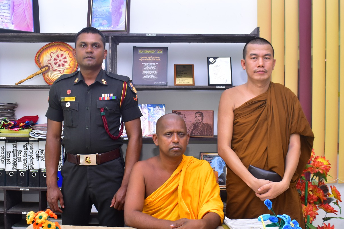 பேருந்தில் தவற விடப்பட்ட மியான்மார் பிக்குவின் பணம் மற்று ஆவணங்கள் ; இராணுவ வீரரின் செயல் | Money And Documents Left Myanmar Monk On A Bus பேருந்தில் தவற விடப்பட்ட மியான்மார் பிக்குவின் பணம் மற்று ஆவணங்கள் ; இராணுவ வீரரின் செயல் | Money And Documents Left Myanmar Monk On A Bus