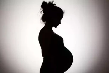 திருமணமாகாமல் கர்ப்பமான சிறுமி - சிசுவை குப்பையில் வீசிய டாக்டர்!