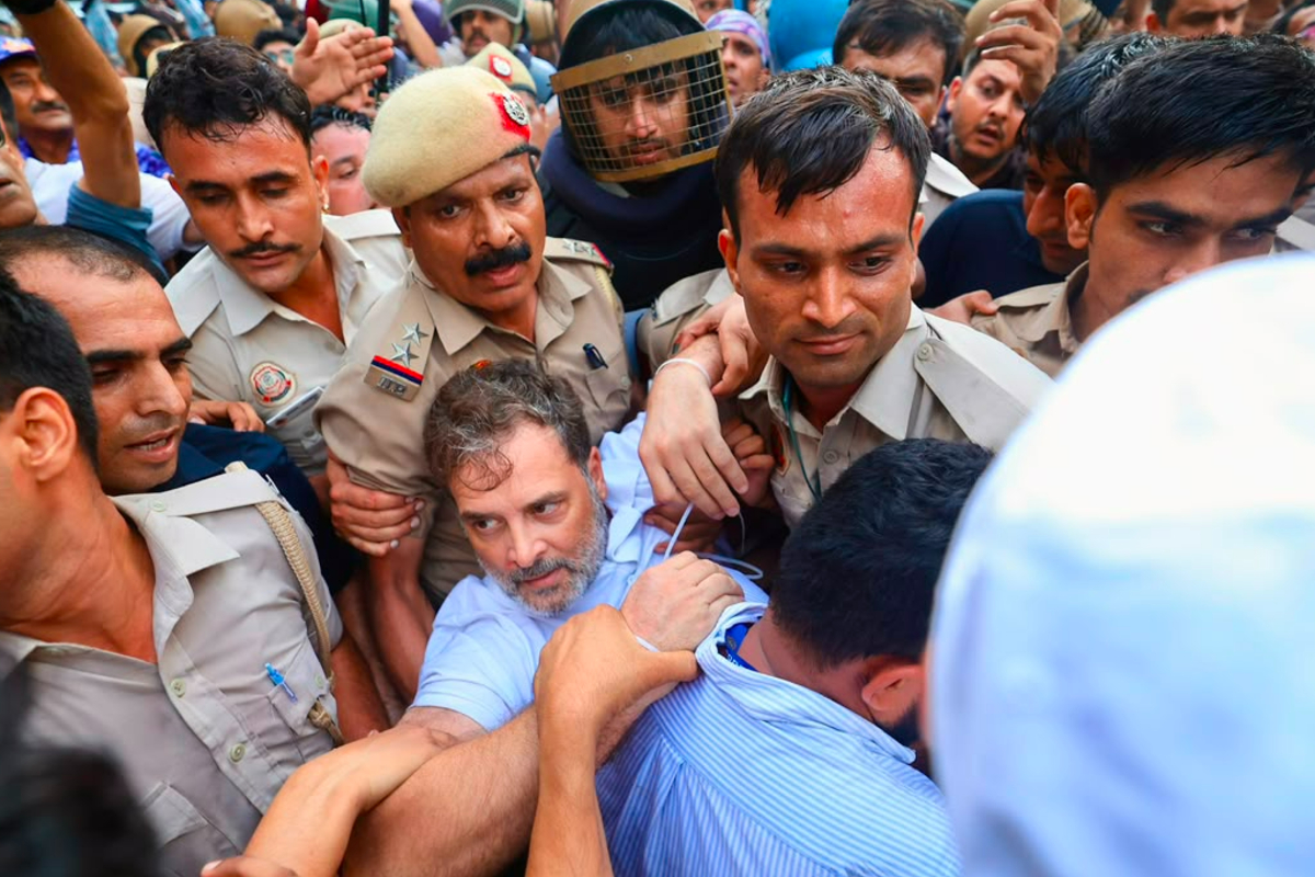 பிரதமர் மோடி பதவி விலகக் கோரி போராட்டம்! கைது செய்யப்பட்ட ராகுல் காந்தி - பிரியங்கா காந்தி விடுதலை | Rahul Gandhi Released After Protest Detention பிரதமர் மோடி பதவி விலகக் கோரி போராட்டம்! கைது செய்யப்பட்ட ராகுல் காந்தி - பிரியங்கா காந்தி விடுதலை | Rahul Gandhi Released After Protest Detention