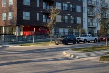 கனடாவில் அடுக்குமாடி கட்டிடத்தில் காயத்துடன் இருந்த பெண்ணை மீட்க சென்ற பொலிசாருக்கு ஏற்பட்ட அதிர்ச்சி!