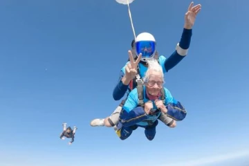 102 வயதில் 2000 மீட்டர் உயரத்தில் ஸ்கை டைவிங் செய்து அசத்திய பிரித்தானிய மூதாட்டி!