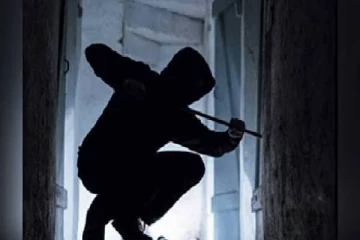 தமிழர் பகுதியில் 80 லட்சம் பெறுமதியான தங்க நகைகள், பணம் கொள்ளை ; பொலிஸார் தீவிர விசாரணை