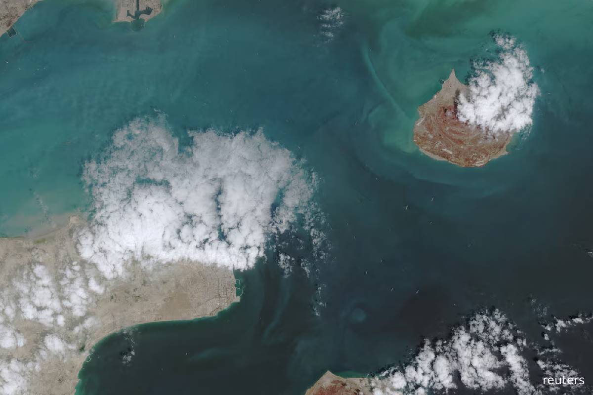 ஹார்முஸ் முற்றுகை: அமெரிக்கப் போர்க்கப்பல்கள் மீது ஈரான் சரமாரி ட்ரோன் தாக்குதல் | Us Seizes Cargo Ship Iran Retaliate