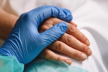 ஒரே நேரத்தில் 2 வகையான கொரோனா பாதிக்கப்பட்ட பெண்- உயிரிழந்த சோகம்!