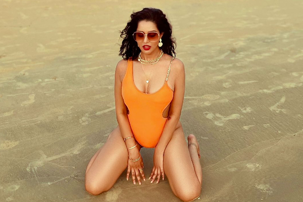 அந்த ஆடை போடாமல் இப்படியொரு போஸ்.. வாய்ப்புக்காக எல்லைமீறிய நடிகை ரைசா.. | Raiza Wilson Post Undress And Glamour Photoshoot