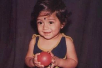 கையில் பந்து வைத்து விளையாடும் இந்த குழந்தை யார் தெரியுமா! 1000 கோடி வசூல் நாயகன்