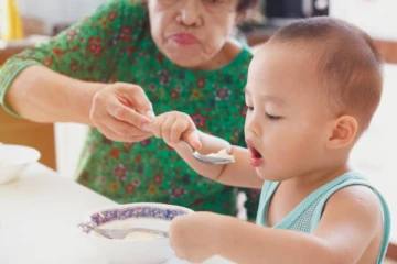 பேத்திக்கு சோறு ஊட்டிய பாட்டியின் நகை கொள்ளை