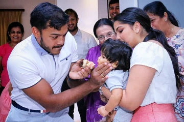 தப்பியோடியதாக சந்தேகிக்கப்பட்ட மகிந்தவின் மகன் கறுப்பு உடையில் மீண்டும் வருகை