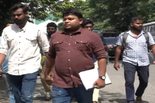 ஒன்றிணைந்த வசந்த முதலிகே மற்றும் மாணவர்கள்; குவிந்த பொலிஸார்! | United Vasantha Mudalike And Students Police