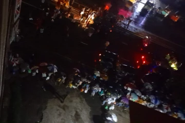 ஊரடங்கிற்கு மத்தியில் கொழும்பின் பல பகுதிகளில் வீதிகளில் பெருந்திரளான மக்கள் (Photos)