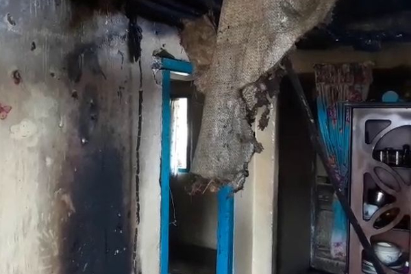 இரவுவேளை திடீர் தீ விபத்து: முற்றாக எரிந்த வீடு! மூவருக்கு நேர்ந்த நிலை | Dayagama Apartment Home Fire Accident Damage