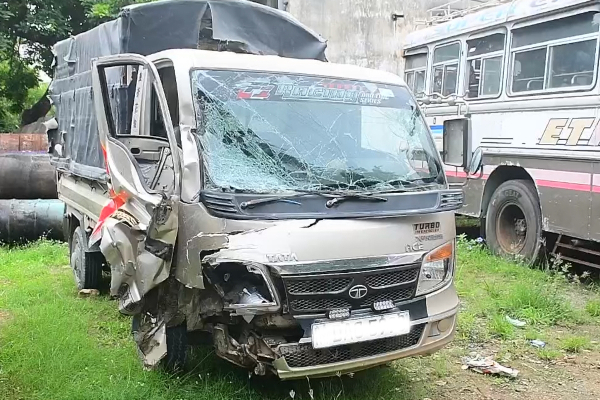 பாரவூர்தி - உந்துருளி மோதி கோர விபத்து - கடற்படை வீரர் பலி..! | Officer Died On The Spot In A Vehicle Accident