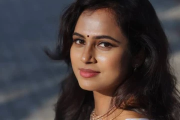 திருமணத்திற்கு பின் மீண்டும் போட்டோஷூட்!! நடிகை ரம்யா பாண்டியனின் க்யூட் போட்டோஸ்..