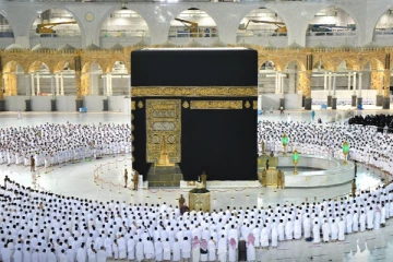 இஸ்லாமியர்களின் புனித தலமான மக்காவில் சமூக இடைவெளியின்றி தொழுகை நடத்த அனுமதி