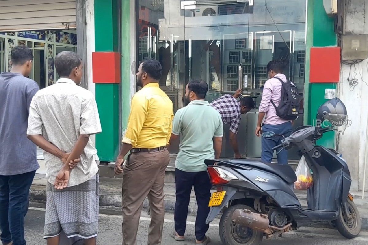தமிழர்பகுதியில் பாரிய திருட்டு: 4 கடைகளில் ஒரே நேரத்தில் கைவரிசையை காட்டிய திருடர்கள் | Thieves Struck 4 Shops Simultaneously In Mannar