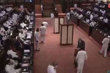 நாடாளுமன்றில் பிரசன்னமாகாத மகிந்தவும் நாமலும்!