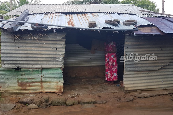 முல்லைத்தீவில் அரைகுறையாக நிர்மாணிக்கப்பட்ட வீடுகளில் அல்லல்படும் மக்கள் (Photos) | Temporary Housing When The House Is Incomplete
