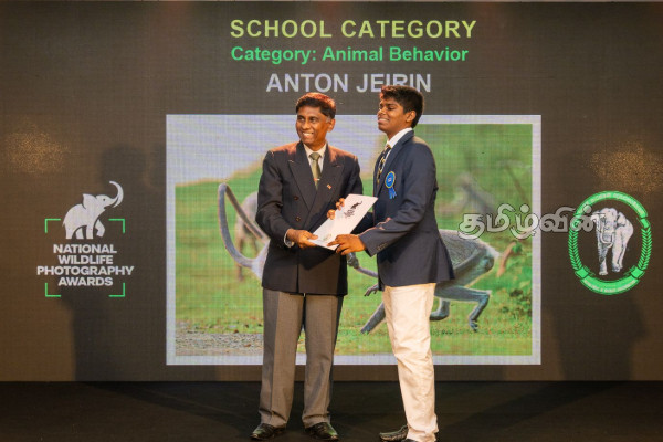 புனித பேதுரு கல்லூரி மாணவனுக்கு சிறந்த இளம் வனவிலங்கு புகைப்படக் கலைஞர் விருது வழங்கி வைப்பு | St Peter Student Young Wildlife Photographer Award