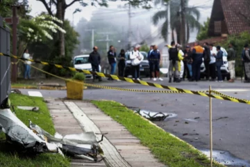 பிரேசிலில் வீட்டின் மீது விமானம் விழுந்து 10 பேர் பலி