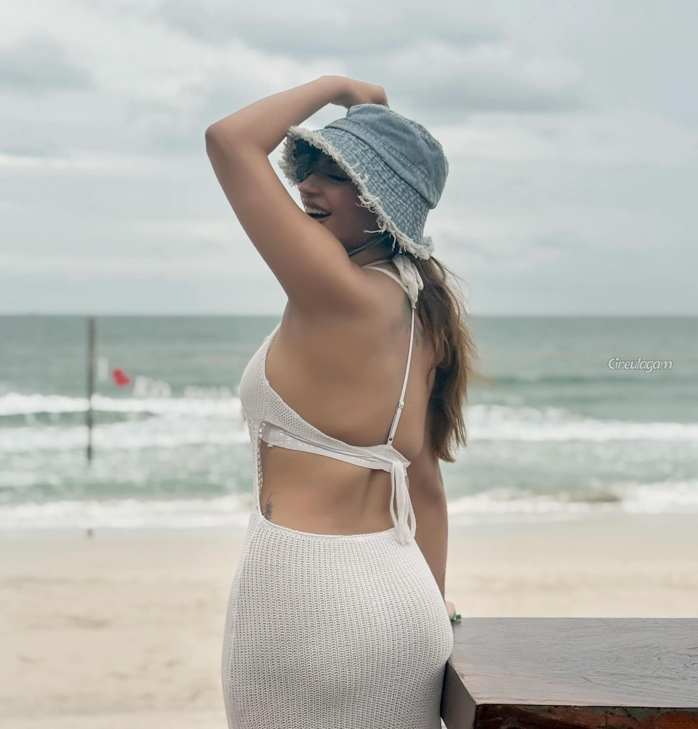 கடற்கரையில் வேற லெவல் கவர்ச்சி உடையில் நடிகை யாஷிகா ஆனந்த் 1 Gallery