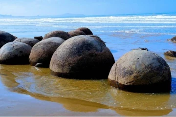 மனதை பறிகொடுக்கும் கடல்... விசித்திரமான கற்பாறைகள்..!