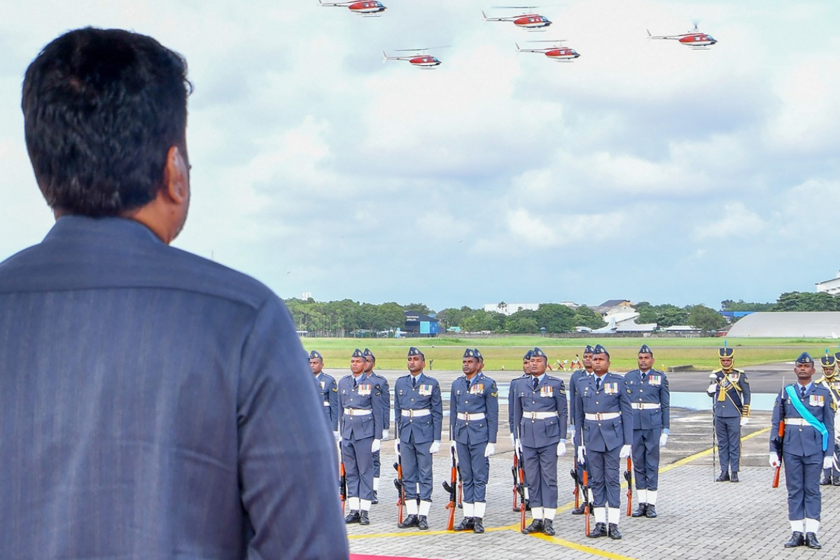அமெரிக்காவின் 10 உலங்குவானூர்திகள் உத்தியோகபூர்வமாகப் பொறுப்பேற்பு - இருதரப்பு உடன்படிக்கை ஒன்று கைச்சாத்து | 10 Helicopters Donated Us Handed Over Sri Lanka அமெரிக்காவின் 10 உலங்குவானூர்திகள் உத்தியோகபூர்வமாகப் பொறுப்பேற்பு - இருதரப்பு உடன்படிக்கை ஒன்று கைச்சாத்து | 10 Helicopters Donated Us Handed Over Sri Lanka