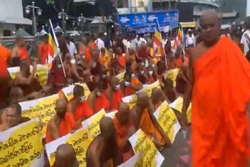 மீண்டும் வெடிக்கும் போராட்டங்கள்! அரசாங்கத்திற்கு எதிராக கொழும்பில் திரண்ட பிக்குகள் (காணொளி)