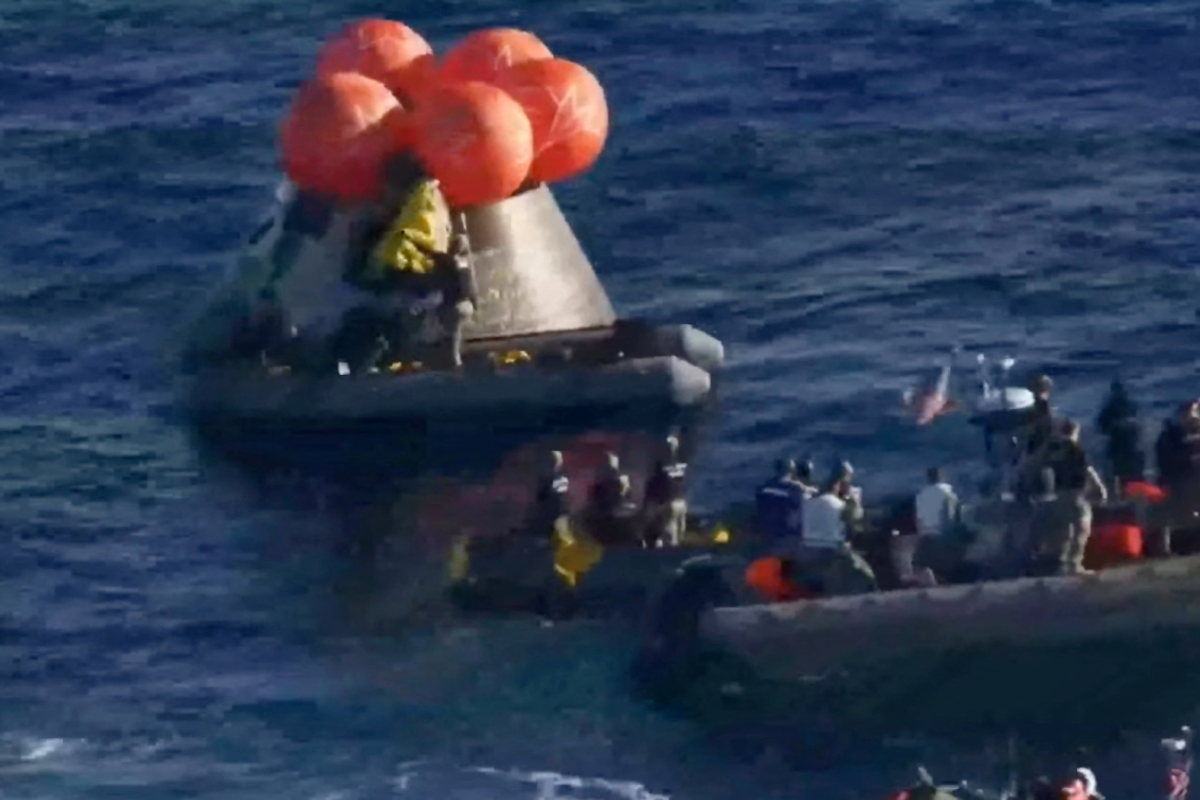 நிலவின் மறுபக்கத்தை சுற்றிவந்த மனிதர்கள்; வரலாற்று சதனை! | Artemis Ii Astronauts Have Safely Returned Earth நிலவின் மறுபக்கத்தை சுற்றிவந்த மனிதர்கள்; வரலாற்று சதனை! | Artemis Ii Astronauts Have Safely Returned Earth