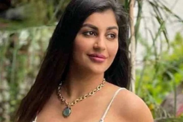 கிளாமர் லுக்கில் யாஷிகா வெளியிட்ட புகைப்படம் - வறுத்தெடுக்கும் நெட்டிசன்கள்