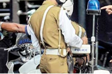 பாதசாரியை மோதி தலைக்கவசத்தினால் தாக்கிய பொலிஸ்!