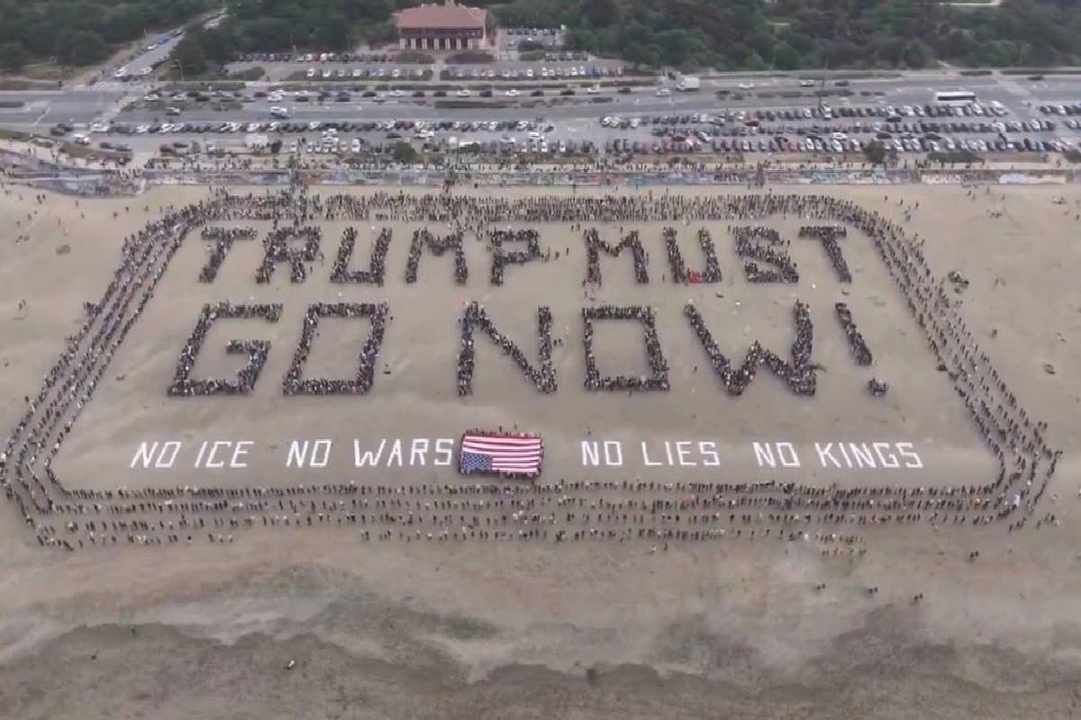 அமெரிக்க வரலாற்றில் மிகப்பெரிய அஹிம்சைப் போராட்டம் ; ஒரே நாளில் 3,300 இடங்களில் டிரம்ப் மீது கடும் எதிர்ப்பு | No Kings Protest Nonviolent In American History