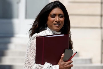 பிரான்ஸ் அரசு செய்தித்தொடர்பாளர் மீது வன்முறைத் தாக்குதல்: நிலவும் பதற்றம்