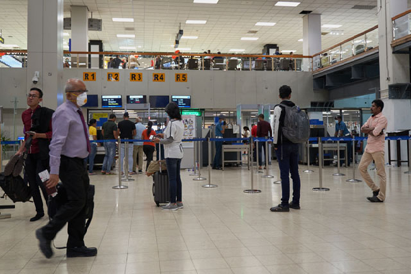 விமான நிலையத்தில் சாரதி அனுமதிப்பத்திரம் பெற்ற ஆயிரக்கணக்கான வெளிநாட்டவர்கள் | Thousands Of Foreigners Got Licenses At Airport விமான நிலையத்தில் சாரதி அனுமதிப்பத்திரம் பெற்ற ஆயிரக்கணக்கான வெளிநாட்டவர்கள் | Thousands Of Foreigners Got Licenses At Airport