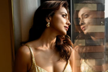 எல்லைமீறும் கவர்ச்சியில் ஸ்ரேயா சரண்.. செம கிளாமர் போட்டோஷூட்