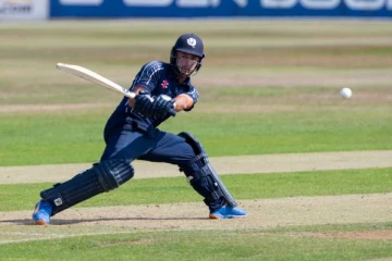 சரிந்த விக்கெட்டுகள்! அரைசதம் விளாசி அணியை மீட்ட கேப்டன்