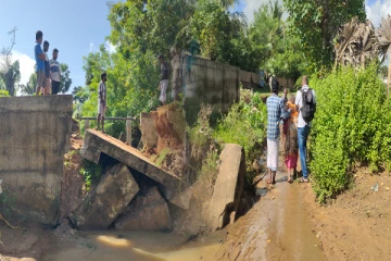 கிளிநொச்சியில் புதிதாக அமைக்கபட்ட பாலம் உடைந்து விழுந்ததில் இருவர் காயம் (Photos)