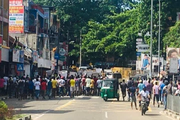 மீண்டும் பிரதமரின் வீட்டை முற்றுகையிட்ட மக்கள்!!