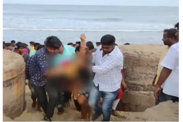 திருமணத்திற்கு வந்த பெண்மணி - ராட்சத அலையில் சிக்கி உயிரிழந்த பரிதாபம்!