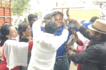 ப்ளூ சட்டை மாறனுக்கு செருப்படி! கொதிக்கும் ரசிகர்கள் - உருவ பொம்பைக்கே இந்த நிலையா?