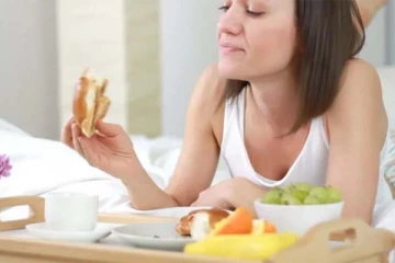 காலை வெறும் வயிற்றில் தவறி கூட இந்த உணவுகளை சாப்பிடாதீங்க.. மோசமான விளைவுகளை ஏற்படுத்தும்