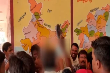 மாணவனை பிரம்பால் அடித்த ஆசிரியர் - பள்ளிக்குள் புகுந்து செருப்பால் அடித்த அதிர்ச்சி சம்பவம்..!