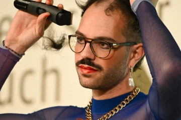 விருது வாங்கிய மேடையில் மொட்டை அடித்துக்கொண்ட சுவிஸ் எழுத்தாளர்! சொன்ன காரணம்