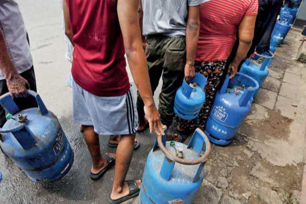 நுவரெலியாவில் சமையல் எரிவாயு தட்டுப்பாடு; மீண்டும் தொடங்கிய வரிசை | Cooking Gas Shortage In Nuwara Eliya Queues