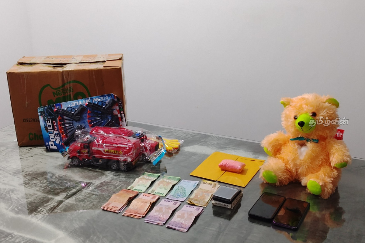 பொம்மைக்குள் மறைத்து போதைப்பொருள் கடத்தியவர் கைது - பெறுமதியான பொருட்கள் மீட்பு | Man Arrested For Smuggling Drugs Hidden In Doll பொம்மைக்குள் மறைத்து போதைப்பொருள் கடத்தியவர் கைது - பெறுமதியான பொருட்கள் மீட்பு | Man Arrested For Smuggling Drugs Hidden In Doll