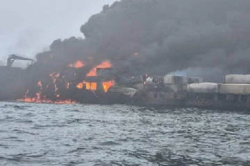 நடுக்கடலில் மோதி தீப்பிடித்த கப்பல்கள்; 32 பேர் உயிரிழப்பு - பதறவைக்கும் வீடியோ காட்சிகள்