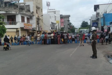 கொழும்பின் பல பகுதிகளில் வீதிகளை மறிக்கும் மக்கள்: பொலிஸார் களத்தில் (Videos)