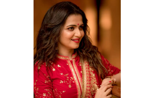 சிவப்பழகில் சிலையாக மாறிய விஜய் டிவி டிடி - புகைப்படத்தை பார்த்து மயங்கிய ரசிகர்கள் | Cinema