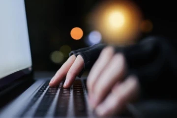 இனி இணையத்தில் இதையெல்லாம் செய்தால் கடுமையான தண்டனை: பிரித்தானியாவில் மசோதா அறிமுகம்