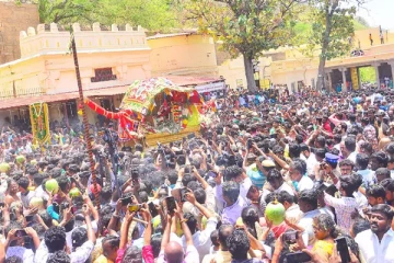 பூ மழையில் நனைய அழகர் மலைக்கு திரும்பினார் கள்ளழகர்
